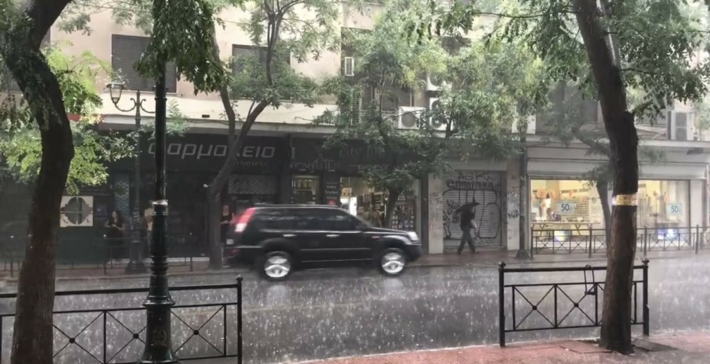 Κακοκαιρία: Ξεκίνησε να βρέχει στην Αττική – 112 στην Πελοπόννησο για επικίνδυνα φαινόμενα